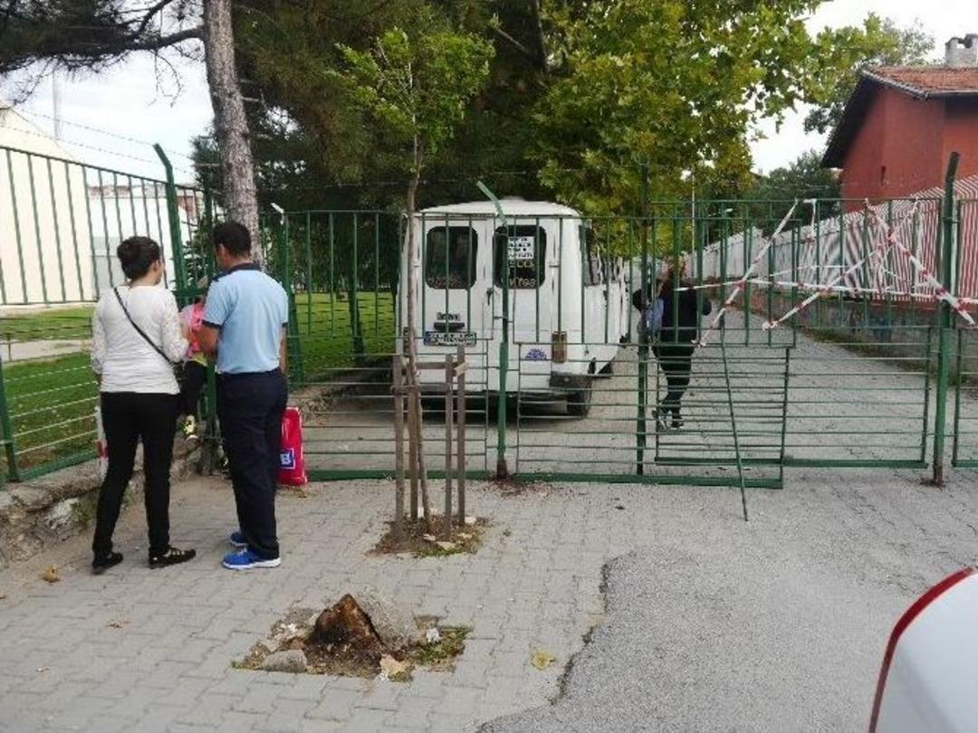 İnşaatın Tehlike Oluşturmaması İ&ccedil;in Yol Kapatıldı
