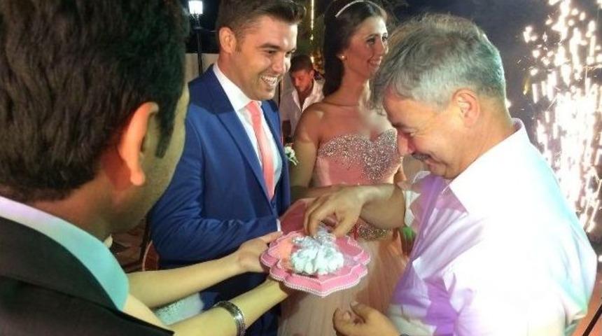 Gen&ccedil; &Ccedil;iftin Nişan Y&uuml;z&uuml;ğ&uuml;n&uuml; Başkan Yaralı Taktı