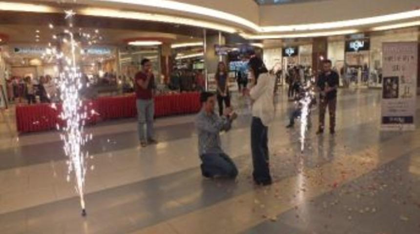 Evlilik Teklifini Avm’de Yaptı