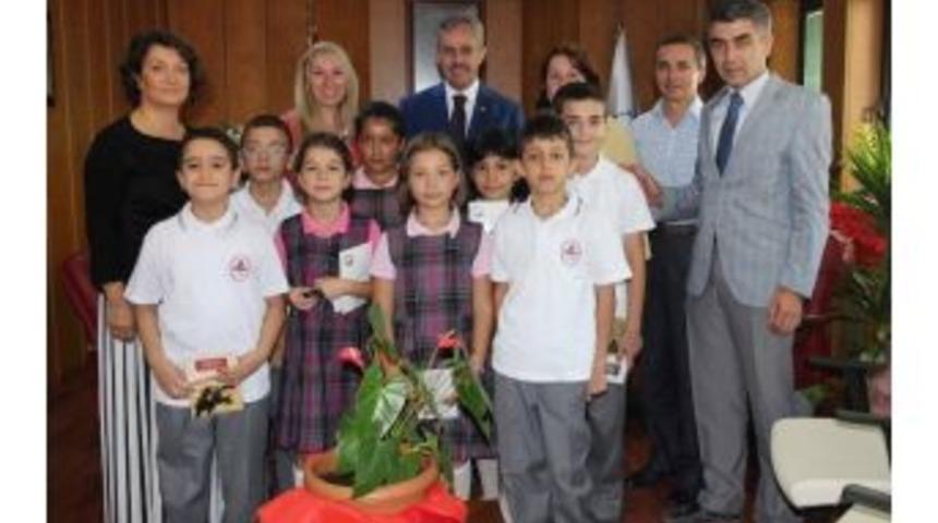 Kitap Kurdu &Ouml;ğrencilerden Milli Eğitim M&uuml;d&uuml;r&uuml;ne Ziyaret