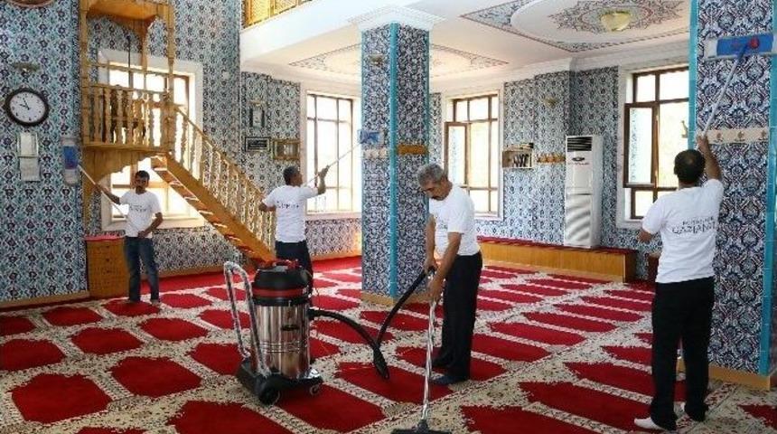 B&uuml;y&uuml;kşehir&rsquo;den Camilere Temizlik Hizmeti