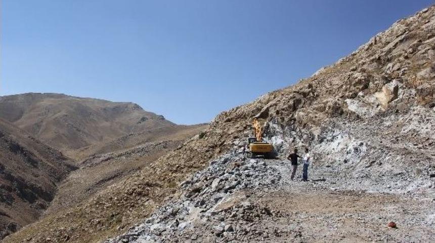 Van&rsquo;da Zorlu Yol A&ccedil;ma &Ccedil;alışması