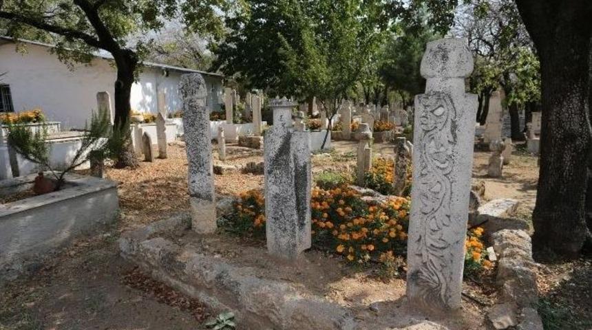 İlbade Mezarlığında Eski T&uuml;rk D&ouml;nemi Mezarları G&uuml;n Y&uuml;z&uuml;ne &Ccedil;ıkıyor