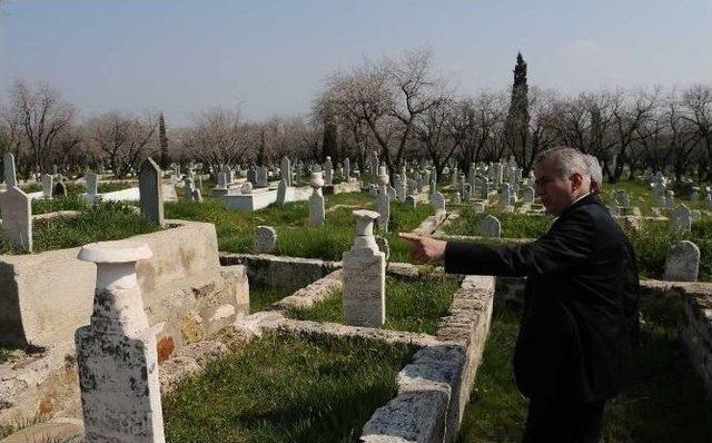 İlbade Mezarlığında Eski Türk Dönemi Mezarları Gün Yüzüne Çıkıyor