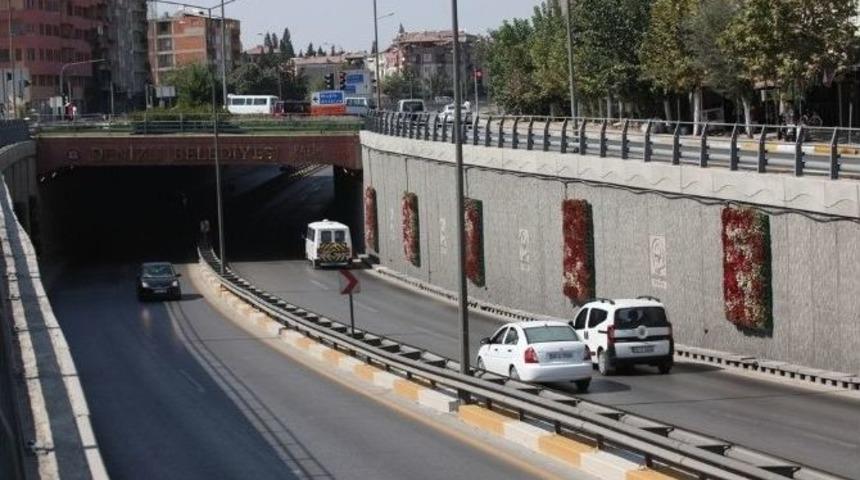 Denizli&rsquo;de K&ouml;pr&uuml;l&uuml; Kavşaklar Renklendi