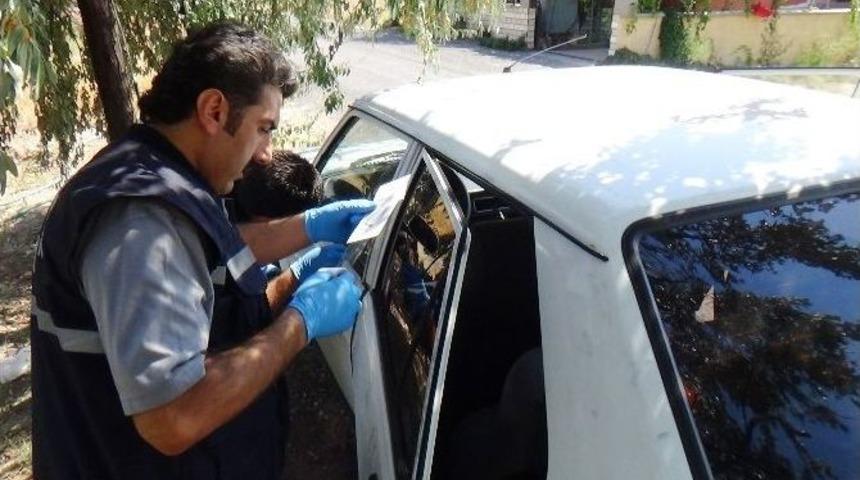 Hırsızlar Aracın M&uuml;zik Sistemini &Ccedil;aldı