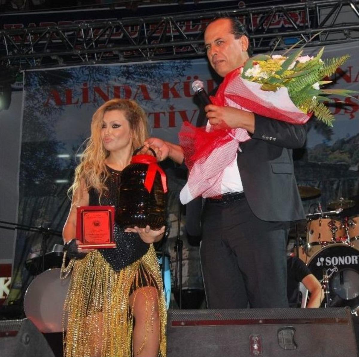 Alinda Festivalinde Sahne Alan Lara, &Ouml;zel Hayatını Teşhir Eden Sanat&ccedil;ıları Eleştirdi
