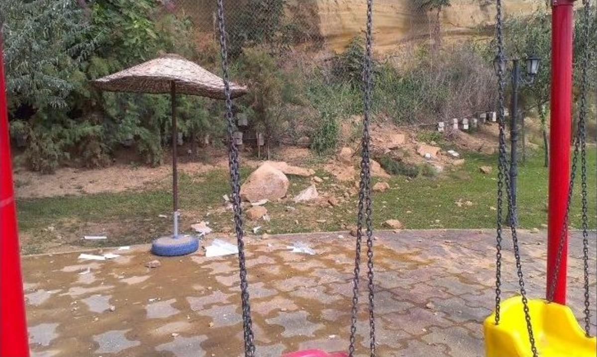 &Ccedil;ay Bah&ccedil;esinin &Uuml;zerine Kaya Par&ccedil;aları D&uuml;şt&uuml;