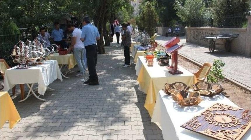 Cezaevindeki H&uuml;k&uuml;ml&uuml;lerin El İşi Sergisi A&ccedil;ıldı
