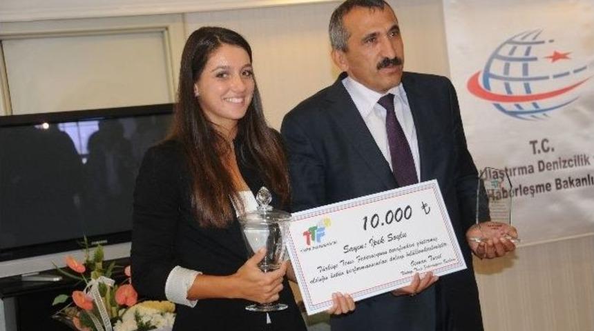 Tenis Federasyonu Başkanı Tural, Milli Tenis&ccedil;i İpek Soylu&rsquo;yu Kabul Etti