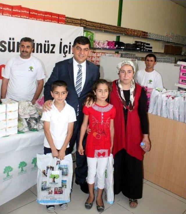 Şehitkamil Belediyesi Yoksul Ailelerin Çocuklarını Unutmadı
