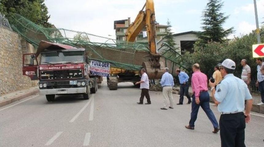 İş Makinesi Taşıyan Tır &Uuml;st Ge&ccedil;ide &Ccedil;arptı