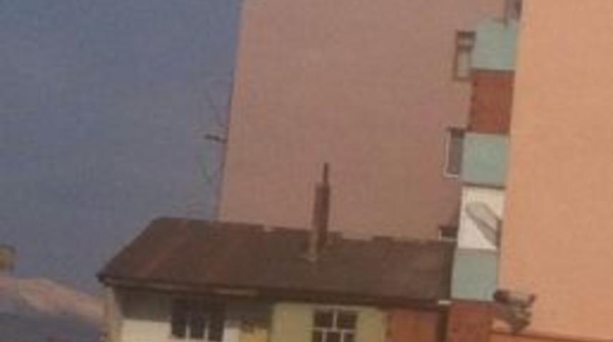 5 Katlı Binanın &Ccedil;atısında &Ouml;l&uuml;mle Dans Ediyorlar