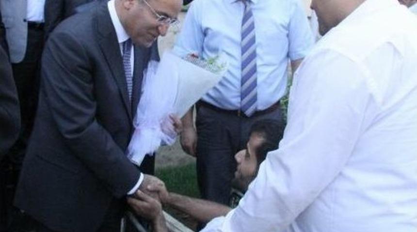 T&uuml;rkiye Sakatlar Derneği&rsquo;nden Bakan Bozdağ&rsquo;a &Ccedil;i&ccedil;ek