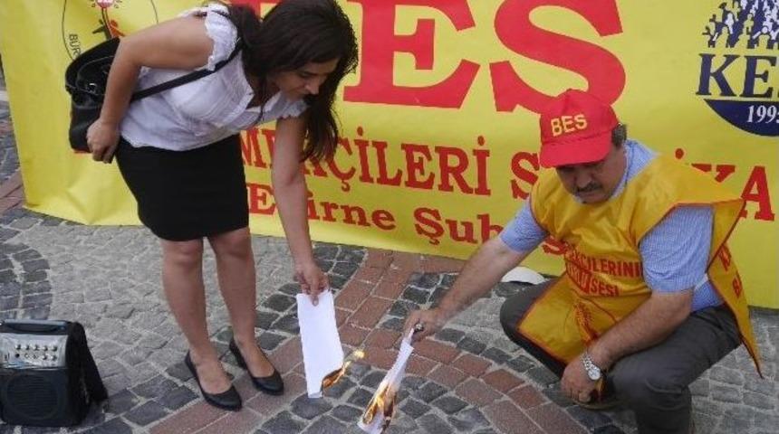 Maaş Protestosunda Bordro Yaktılar