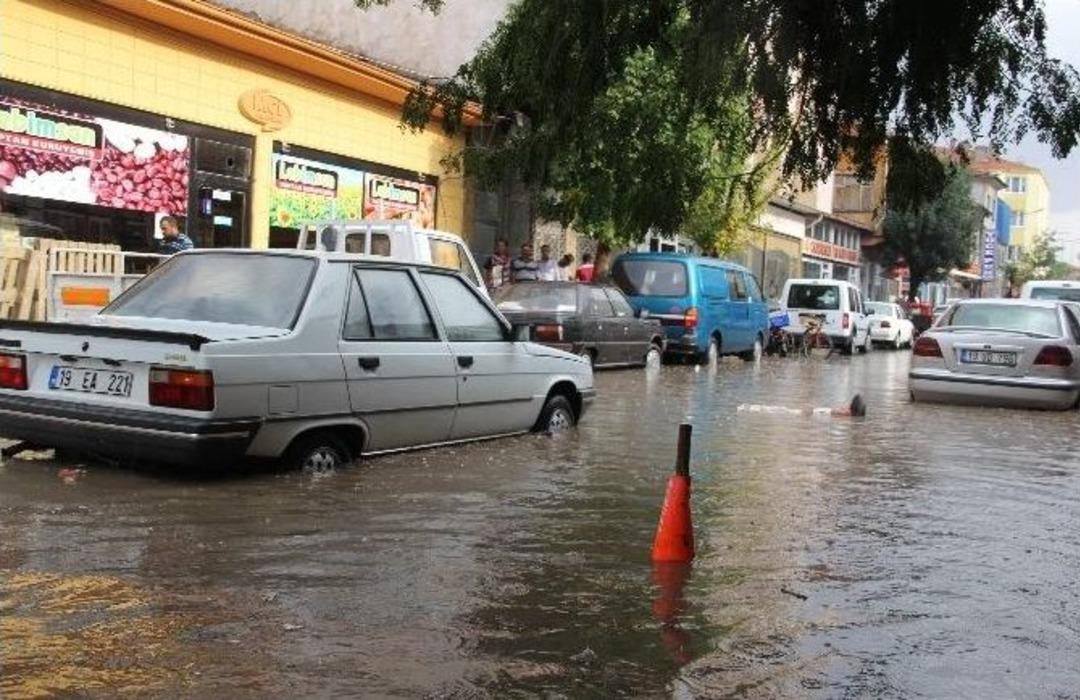&Ccedil;orum&rsquo;da Sağanak Yağış Hayatı Fel&ccedil; Etti