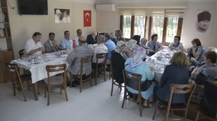 Ata&ccedil;, Gazi Ve Yakınlarıyla Buluştu