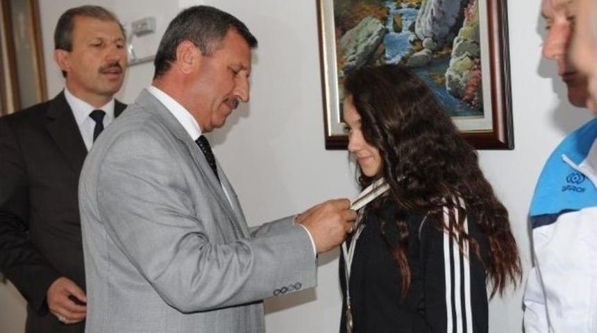 Vali Yılmaz, Şampiyonu &Ouml;d&uuml;llendirdi