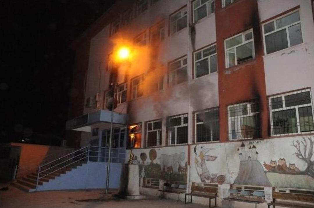 Cizre&rsquo;de &Uuml;&ccedil; Okula Molotoflu Saldırı