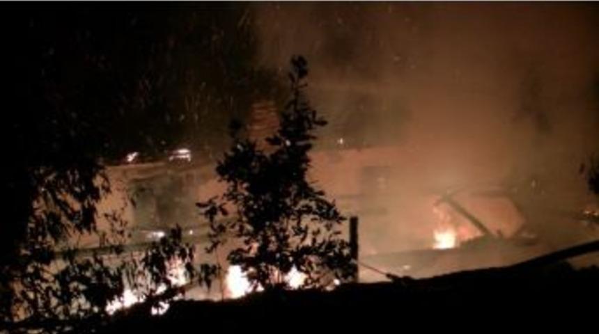 Boş Ev Yangında K&uuml;l Oldu