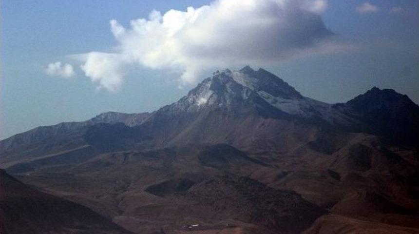 Erciyes&rsquo;e Mevsimin İlk Karı D&uuml;n Yağdı