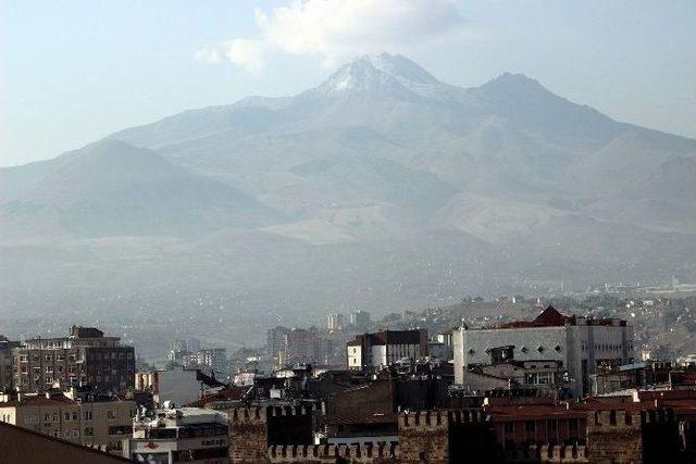 Erciyes’e Mevsimin İlk Karı Dün Yağdı