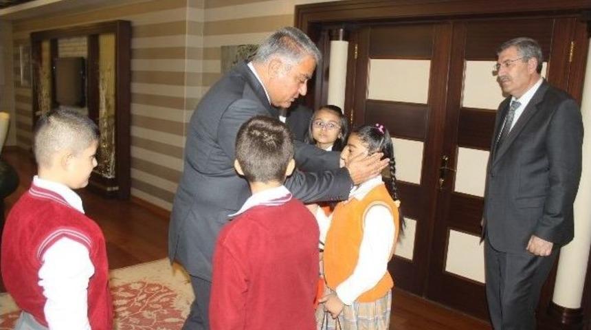 Minik Öğrencilerden Vali Tekinarslan’a Ziyaret