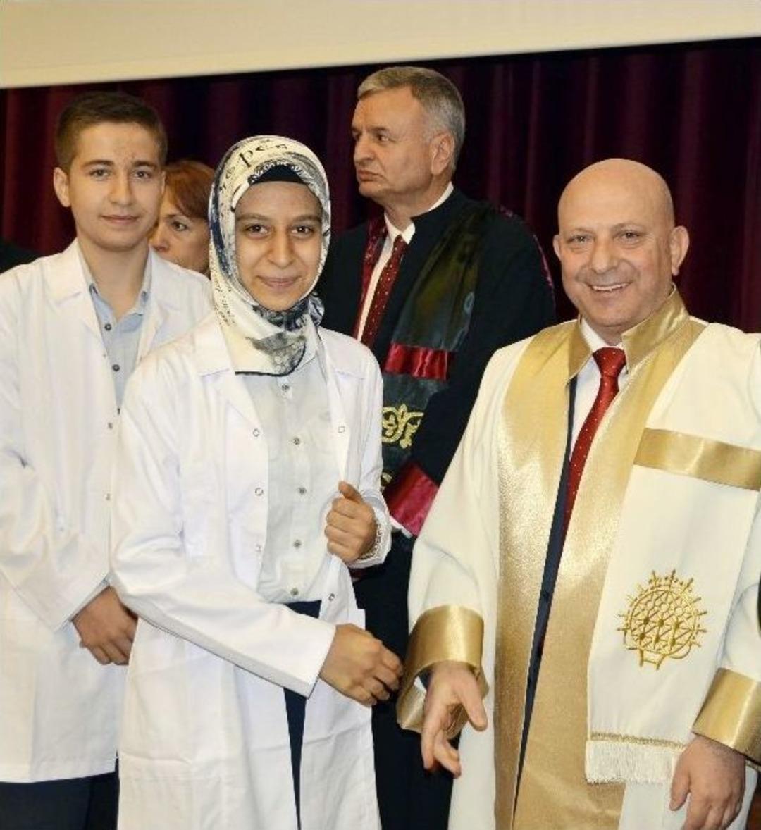 Geleceğin Hekimleri &Ouml;nl&uuml;klerini Giydi