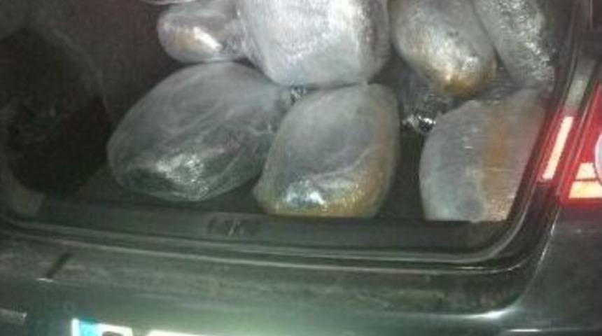 Polisten Ka&ccedil;an Otomobilden 79 Kilo Esrar &Ccedil;ıktı