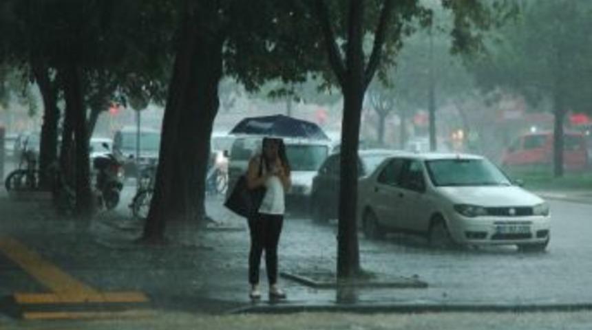 Sakarya&rsquo;ya 17 Saatte 30 Kilogram Yağış D&uuml;şt&uuml;