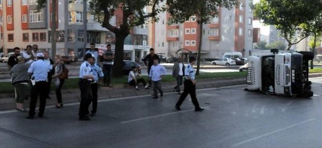 Otomobille &Ccedil;arpışan Sebze Y&uuml;kl&uuml; Kamyonet Devrildi