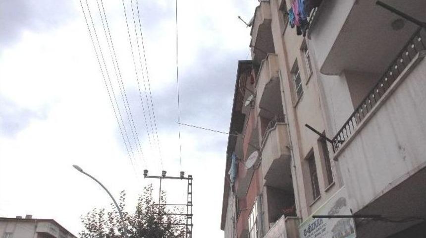 Demir &Ccedil;ubuk Y&uuml;z&uuml;nden Elektrik &Ccedil;arptı