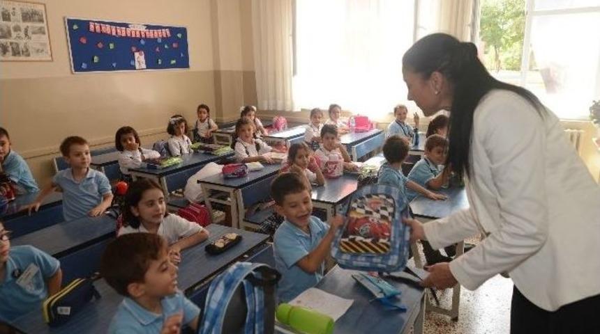 Beylikd&uuml;z&uuml; Belediyesi&rsquo;nden Birinci Sınıflara &Ccedil;anta S&uuml;rprizi