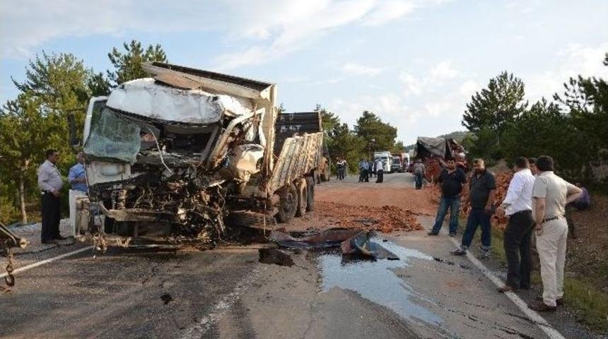 Tır&rsquo;la Kamyon &Ccedil;arpıştı: 1 Yaralı