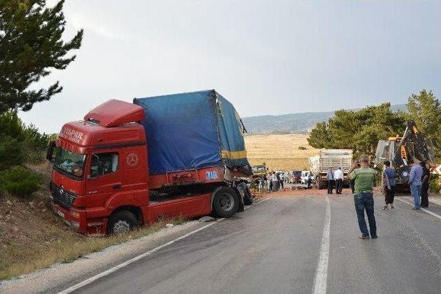 Tır’la Kamyon Çarpıştı: 1 Yaralı