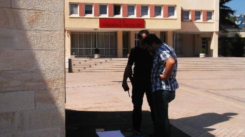 Trabzon Valiliği &Ouml;n&uuml;nde Ş&uuml;pheli Paket Alarmı