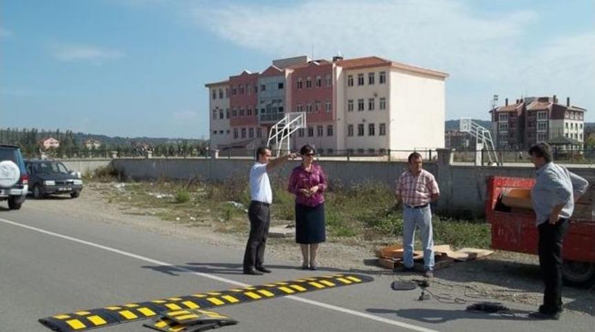 Saltukova&rsquo;da Ana Yollara Hız Kesiciler Konuldu