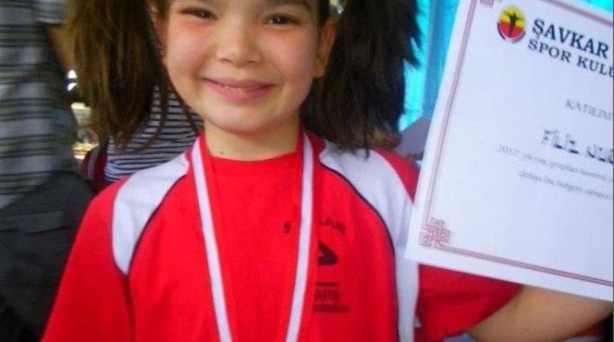 &Uuml;nl&uuml; Şovmen Beyaz&rsquo;dan Filiznur&rsquo;a &lsquo;aşkım&rsquo; Telefonu