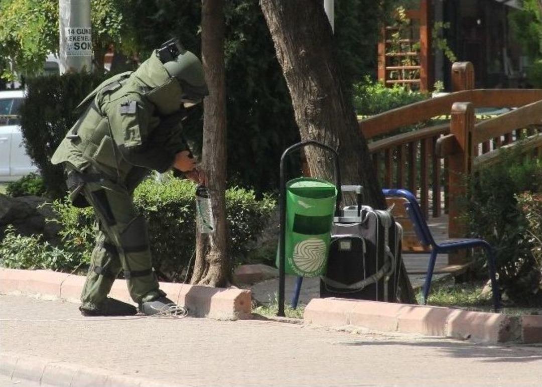 Polisin Vatandaşla Ş&uuml;pheli Valiz İmtihanı