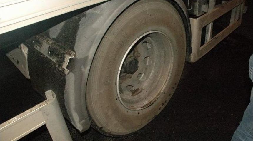 Seyir Halindeki Y&uuml;k Kamyonu Alev Aldı