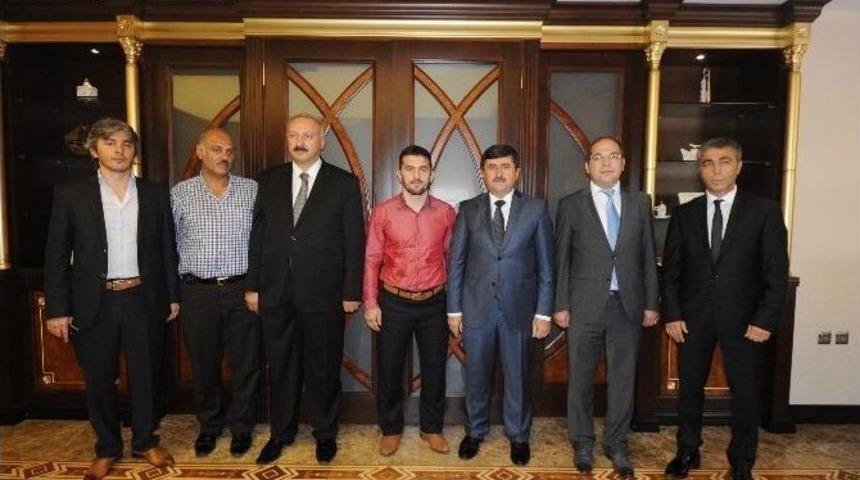 D&uuml;nya G&uuml;reş Şampiyonası&rsquo;nda 3. Olan Trabzonlu Milli G&uuml;reş&ccedil;i Sel&ccedil;uk &Ccedil;ebi Altınla &Ouml;d&uuml;llendirildi