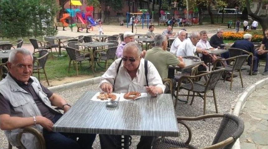 Huzurevi Sakinlerinin &Ccedil;ay Ve Simit Keyfi