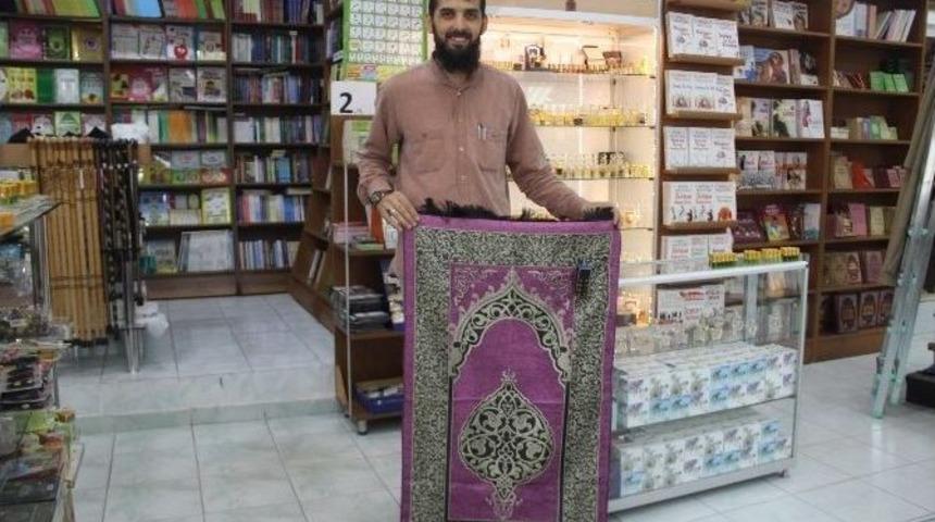 Namaz &Ouml;ğreten Seccade B&uuml;y&uuml;k İlgi G&ouml;r&uuml;yor