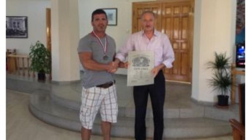 Şampiyon Veteran G&uuml;reş&ccedil;iden Başkan Atabay&rsquo;a Ziyaret