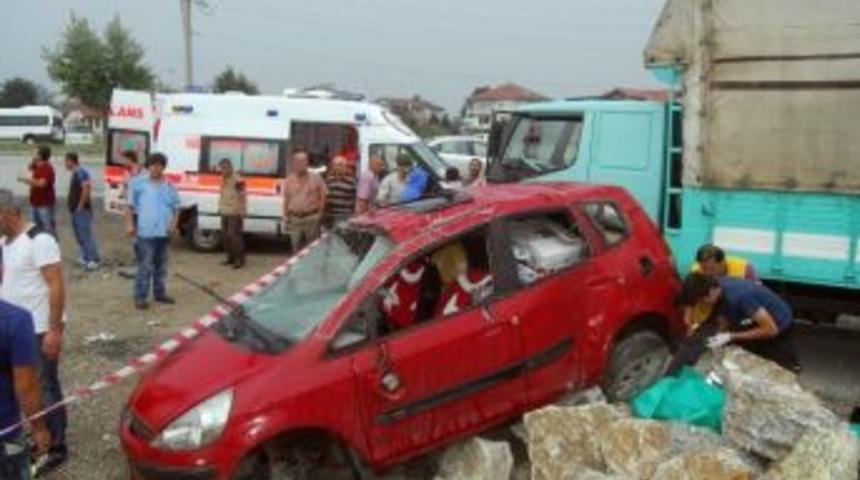 Otomobil Yoldan &Ccedil;ıkıp Duvara &Ccedil;arptı: 1 &Ouml;l&uuml;, 1 Yaralı