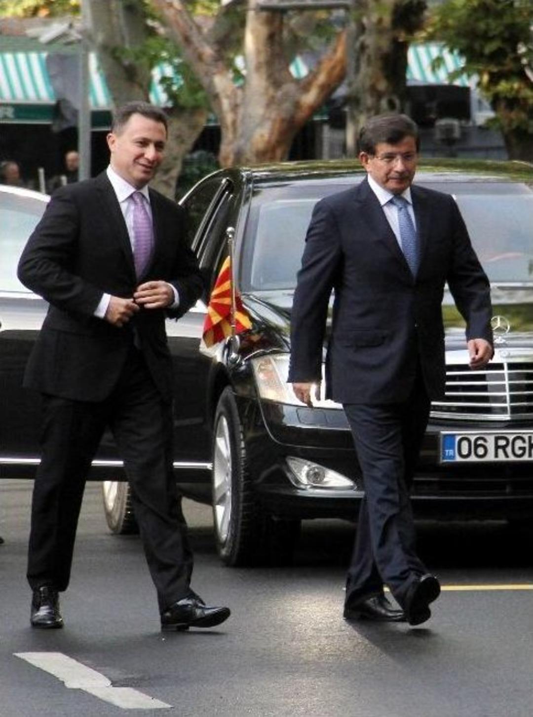 Davutoğlu, Makedonya Başbakanı Gruevskı&rsquo;yi Resmi T&ouml;renle Karşıladı