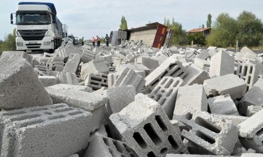 Aksaray&rsquo;da Briket Y&uuml;kl&uuml; Tır Devrildi: 1 Yaralı