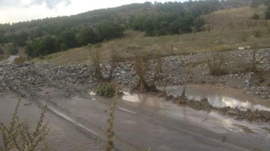 Sel, Han İl&ccedil;esinde Yolları Kapattı