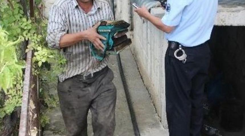 Yanan Evine Parasını Almak İ&ccedil;in Girdi