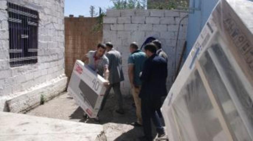 Evi Yanan Aileye Belediyeden Eşya Yardımı